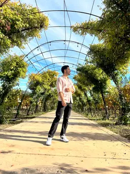 MjM
